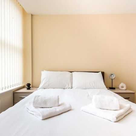 Bright 1 Bedroom Budget Flat In Central Понтифракт Екстериор снимка