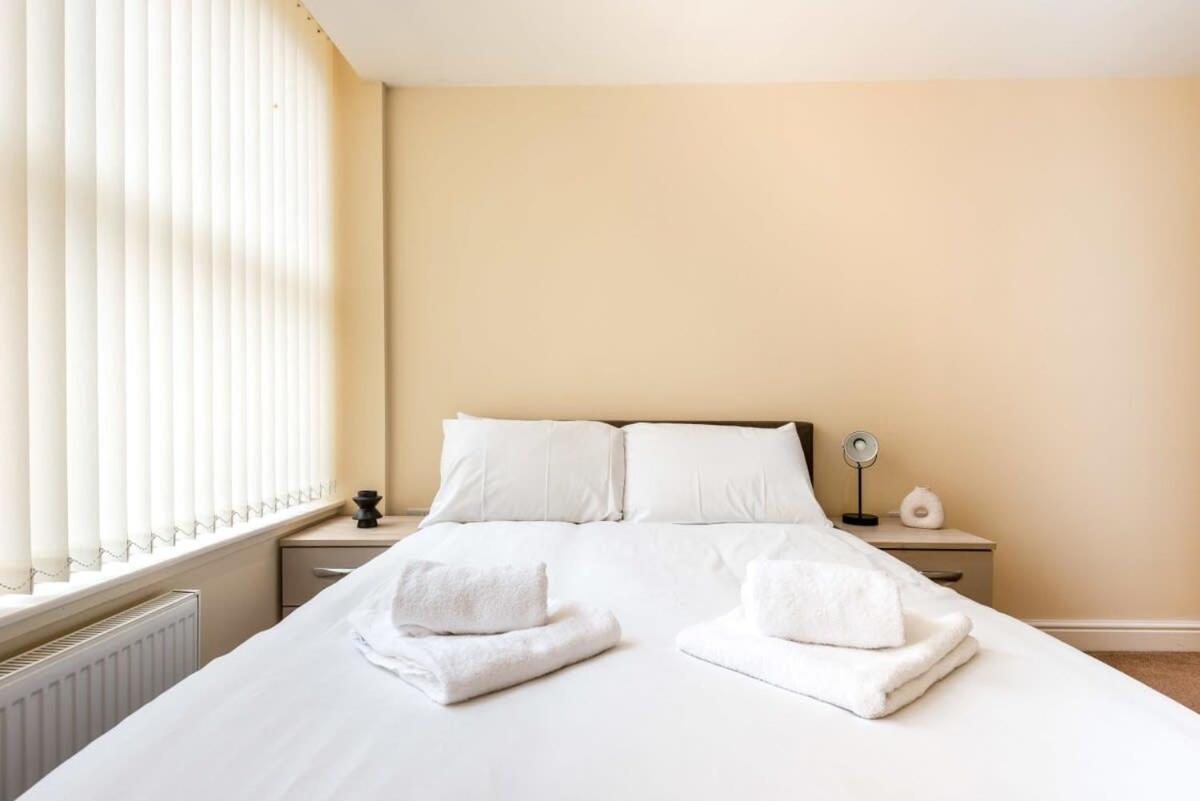 Bright 1 Bedroom Budget Flat In Central Понтифракт Екстериор снимка