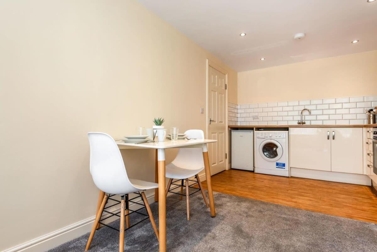 Bright 1 Bedroom Budget Flat In Central Понтифракт Екстериор снимка