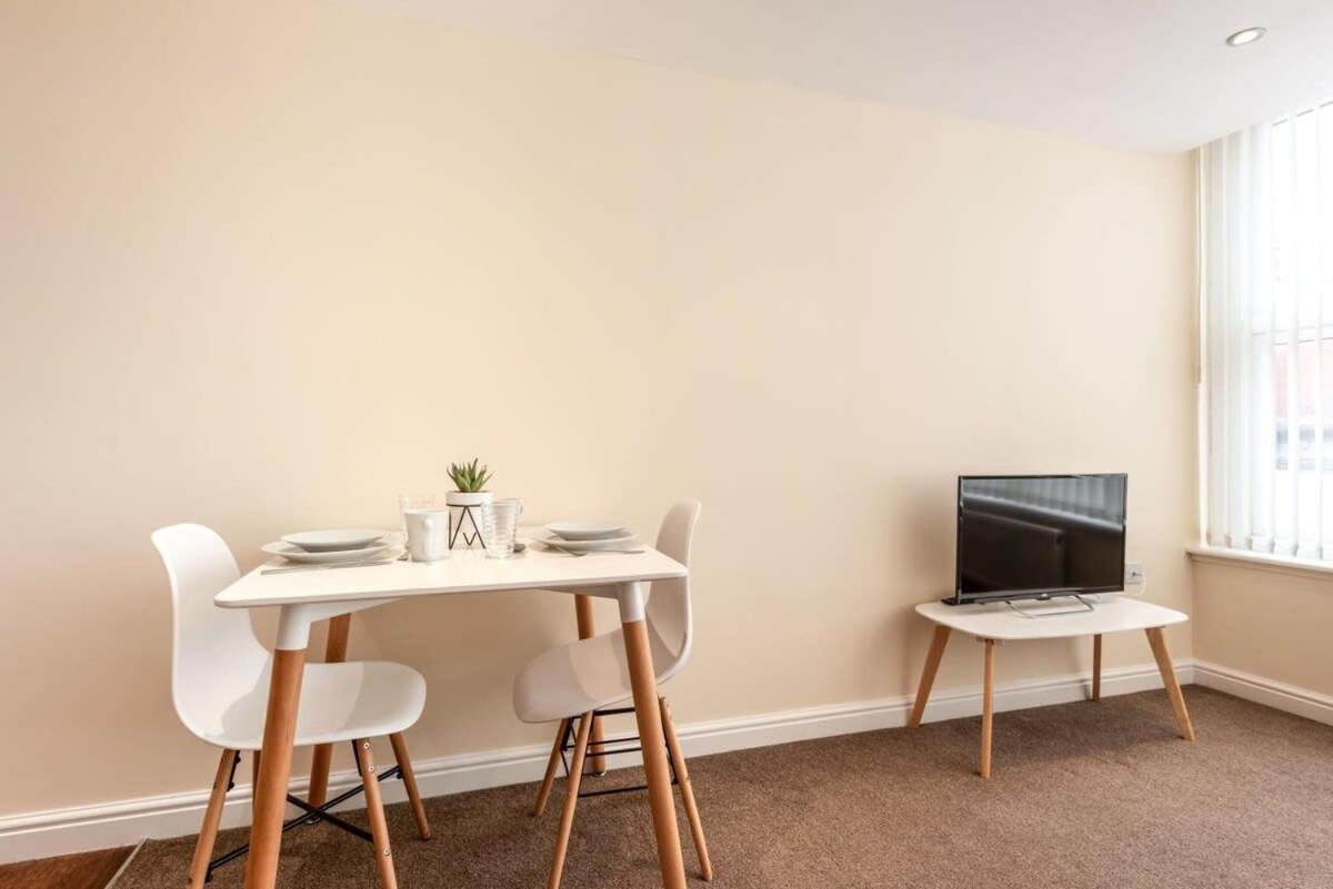 Bright 1 Bedroom Budget Flat In Central Понтифракт Екстериор снимка