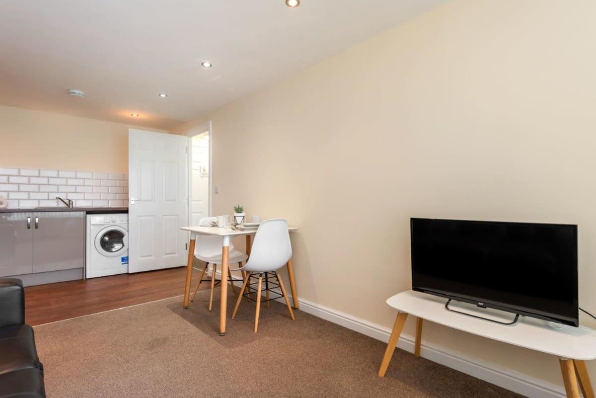 Bright 1 Bedroom Budget Flat In Central Понтифракт Екстериор снимка