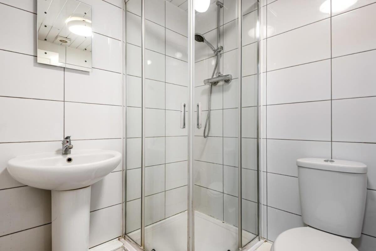 Bright 1 Bedroom Budget Flat In Central Понтифракт Екстериор снимка