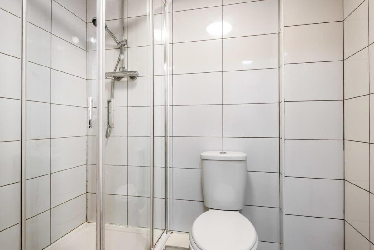 Bright 1 Bedroom Budget Flat In Central Понтифракт Екстериор снимка