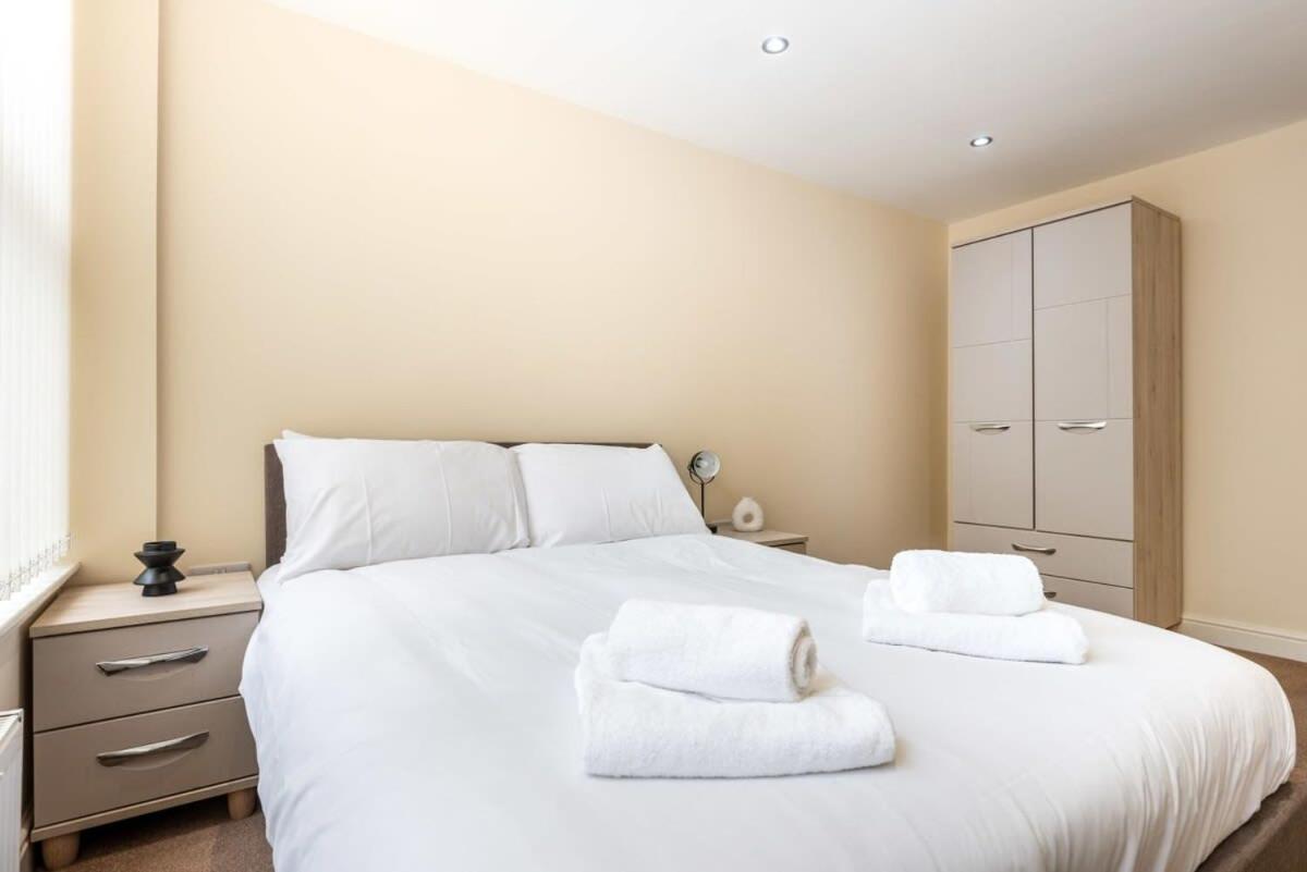 Bright 1 Bedroom Budget Flat In Central Понтифракт Екстериор снимка