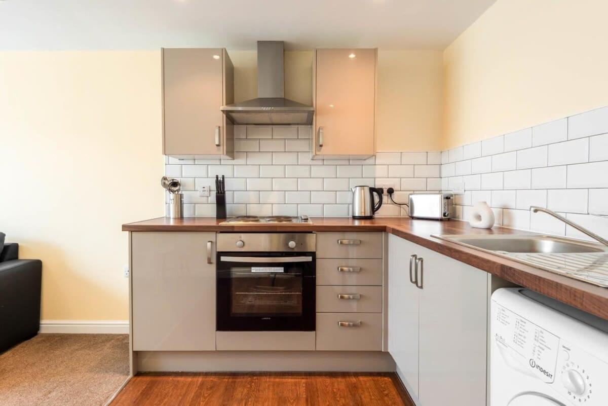 Bright 1 Bedroom Budget Flat In Central Понтифракт Екстериор снимка