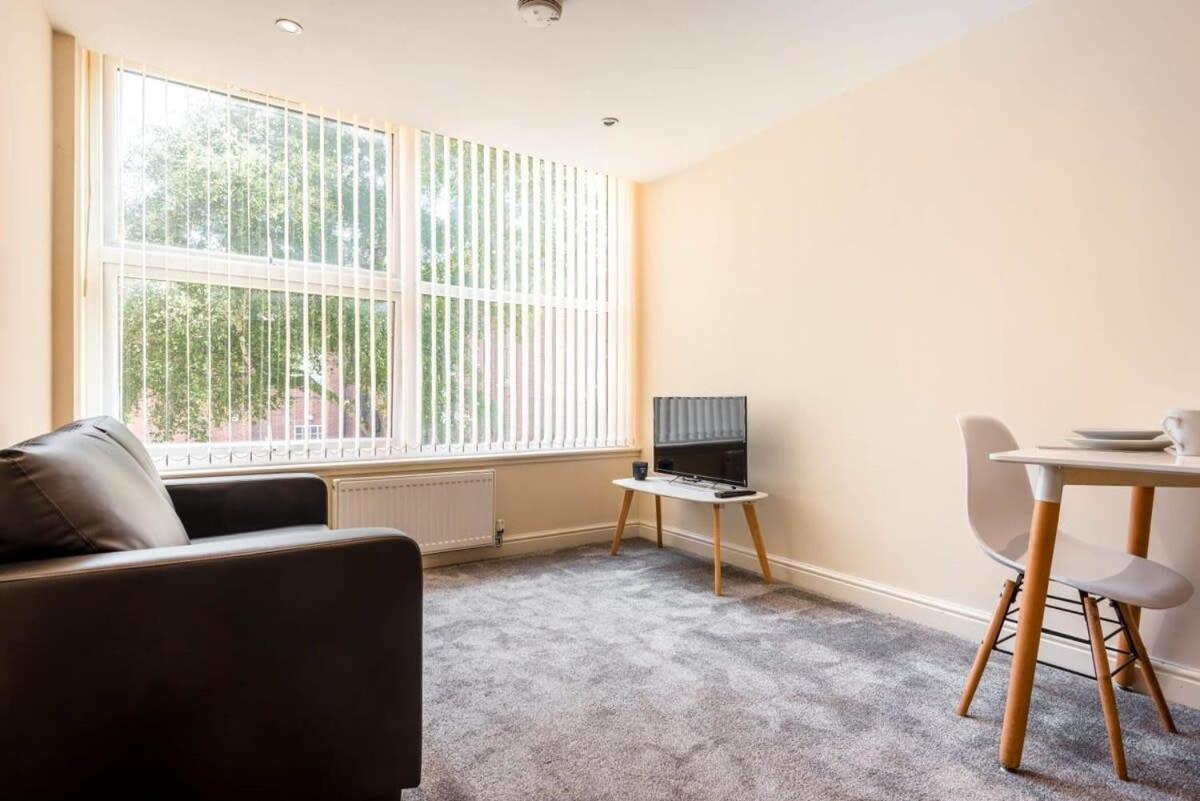 Bright 1 Bedroom Budget Flat In Central Понтифракт Екстериор снимка